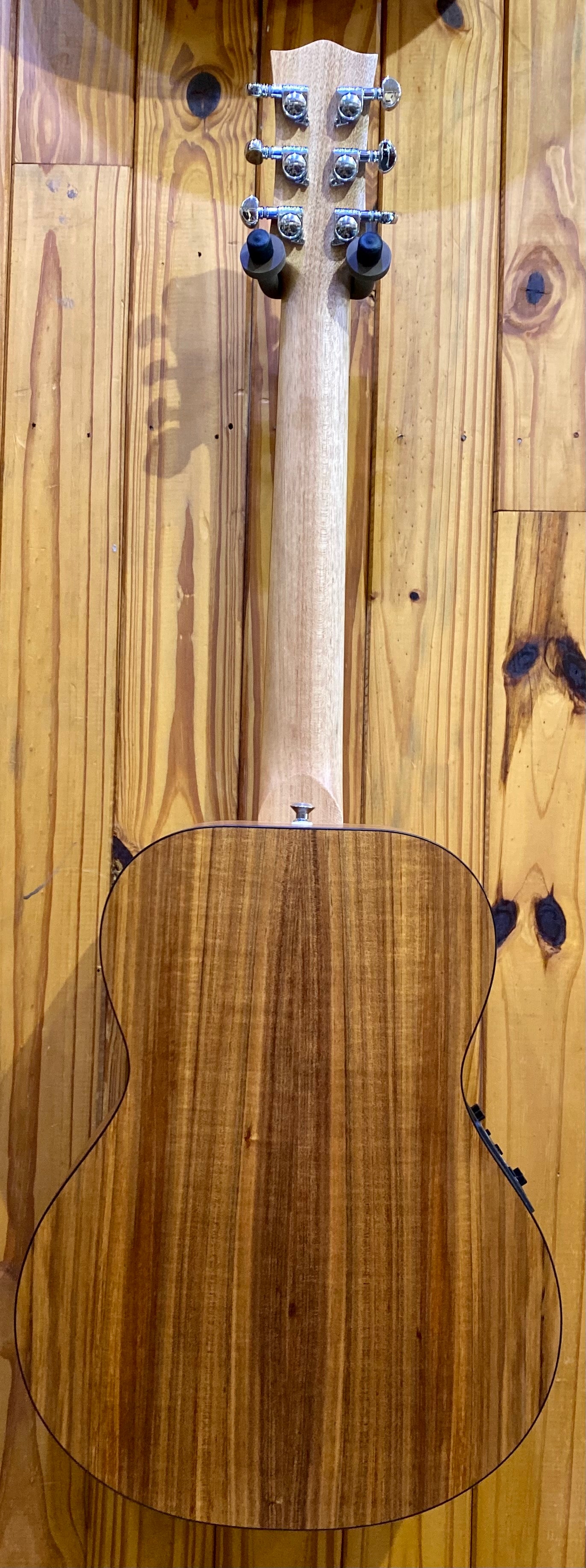 Maton EMBW-6 Mini Maton - Blackwood with Pickup & Hard Case